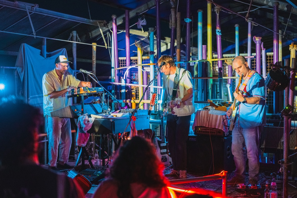 Die Band im blauen Licht