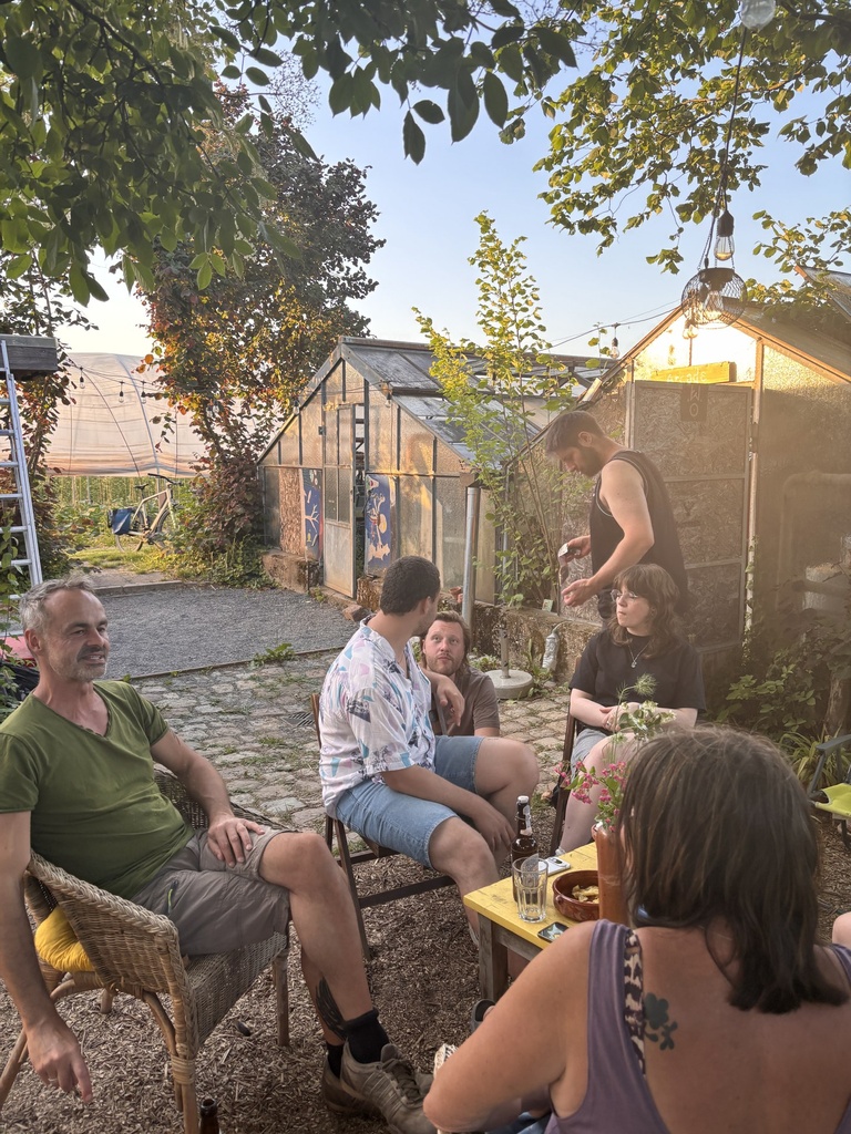 Sitzrunde im Kies
