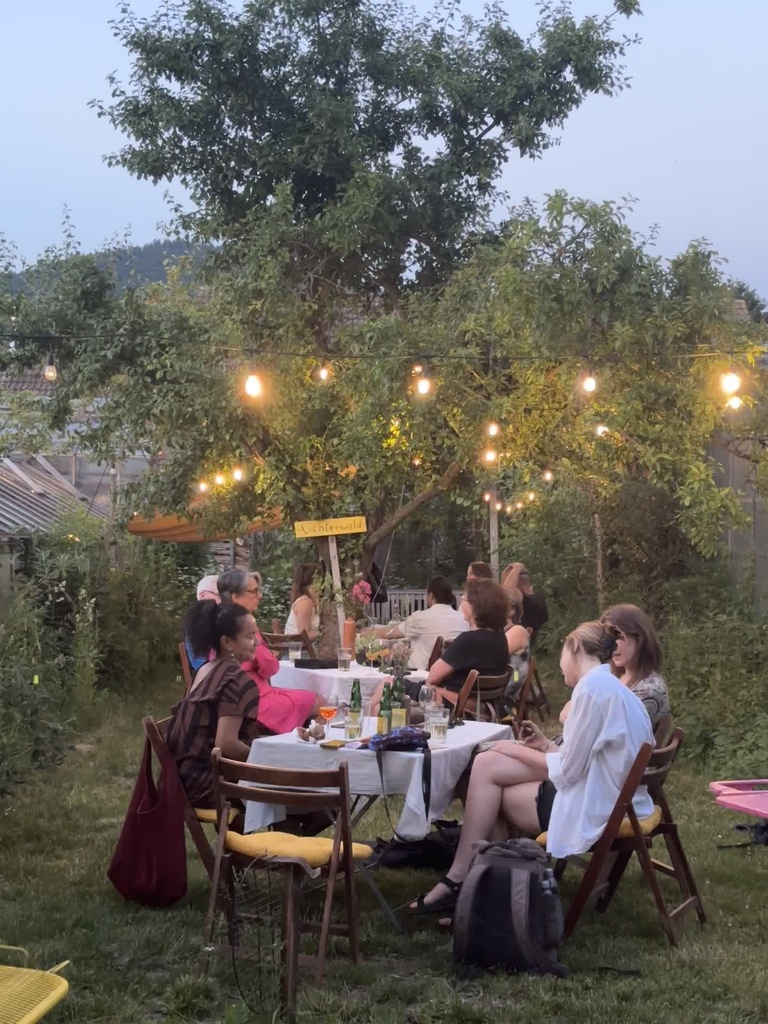 Lichterketten über der Tafel