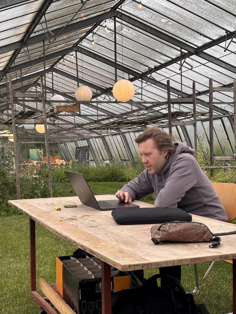 Laptop auf dem Werktisch