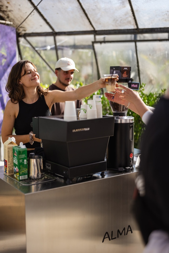 Kaffee an der ALMA-Bar