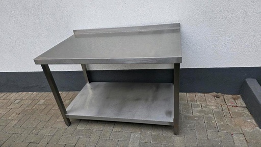 Edelstahltische für die Bar